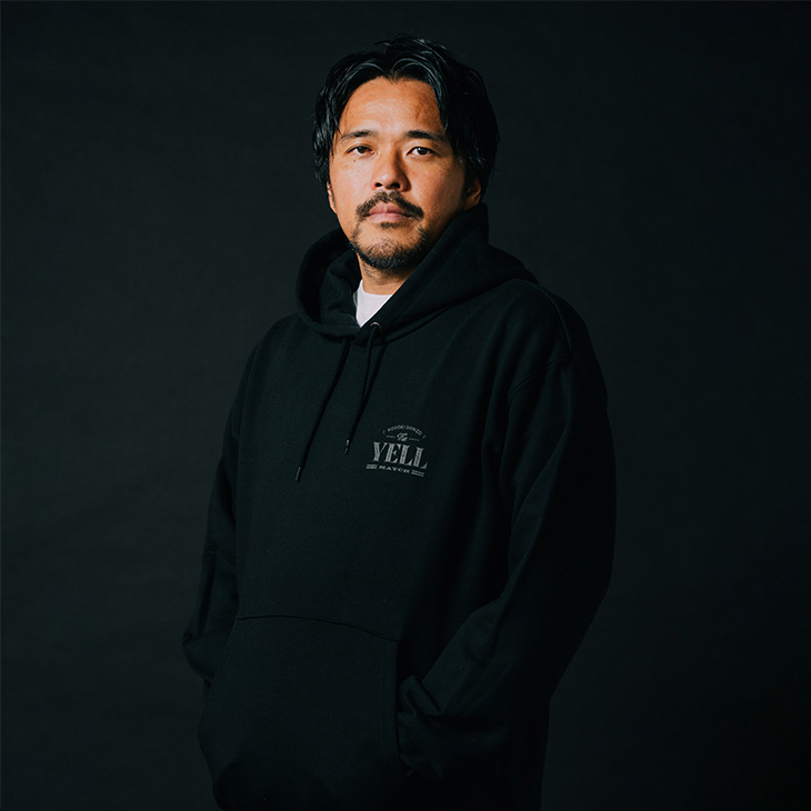 興梠慎三 "KS(感謝)をつたYELL"  プルオーバーパーカー(YELL)/黒〈12月上旬〜12月12日までに順次発送〉