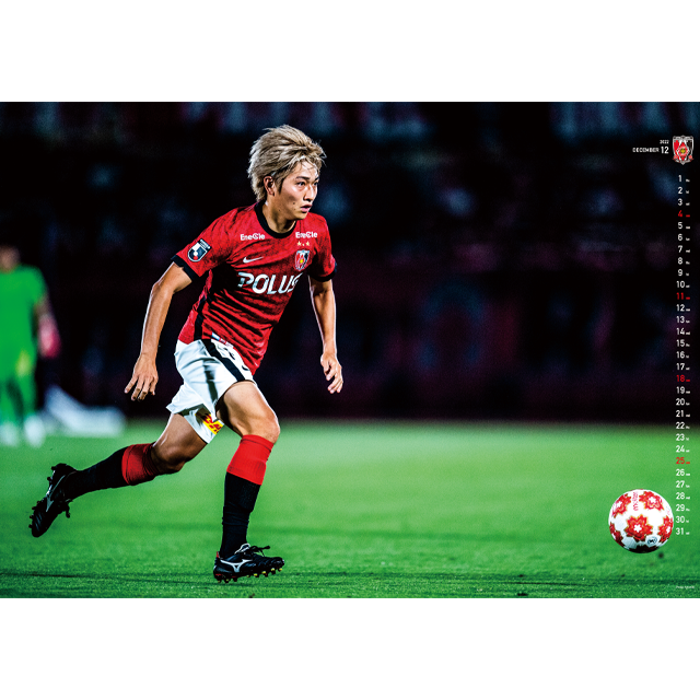 2022年のカレンダーも、試合前の緊張感のあるシーン、プレー中の選手たちの気迫のこもった表情など、臨場感と高揚感が沸き上がってくる、ハイグレードな写真をセレクトしました。					そして、2022年は、クラブ設立30周年を迎えます。					メモリアルイヤーとなる2022年も、みなさまのお好み、それぞれの用途に合わせたカレンダーで、365日レッズとつながって、充実したレッズライフをお過ごしください。