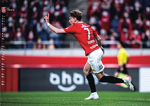 2023年のカレンダーも、試合前の緊張感のあるシーン、プレー中の選手たちの気迫のこもった表情など、臨場感と高揚感が沸き上がってくる、ハイグレードな写真をセレクトしました。 みなさまのお好み、それぞれの用途に合わせたカレンダーで、365日レッズとつながって、充実したレッズライフをお過ごしください。